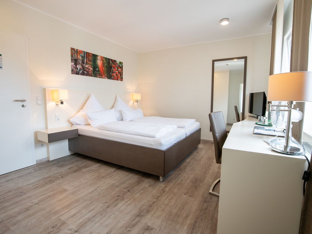 Schreibtisch und Wandspiegel im Schlafzimmer