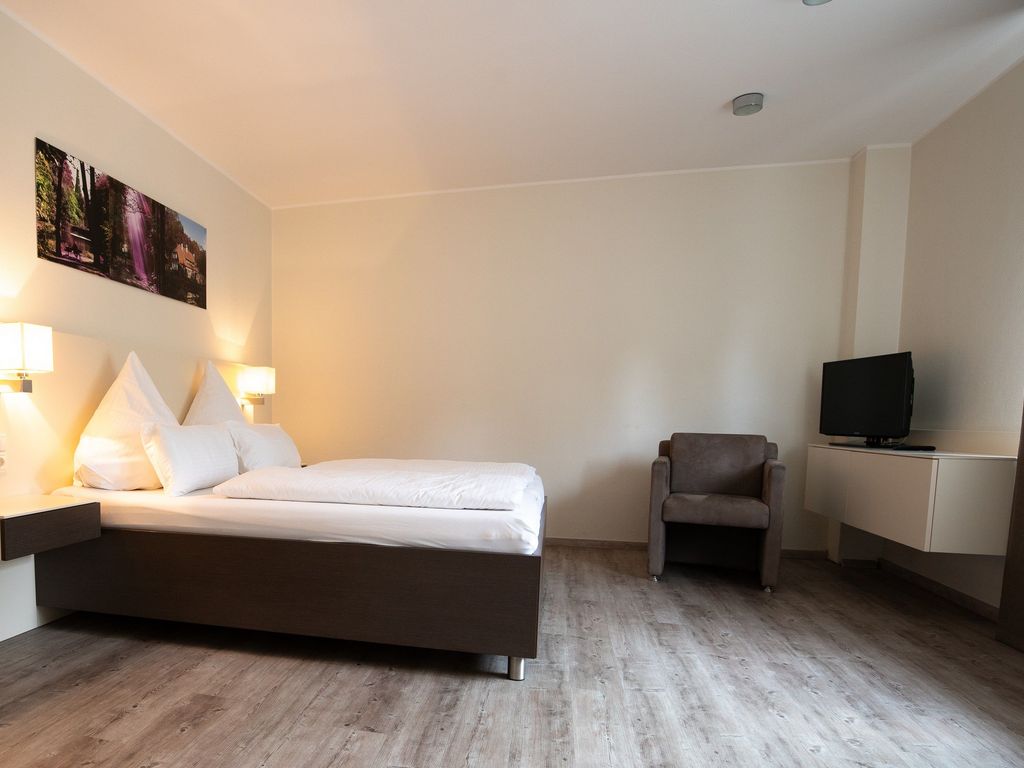 Gemütliches Schlafzimmer mit Fernseher