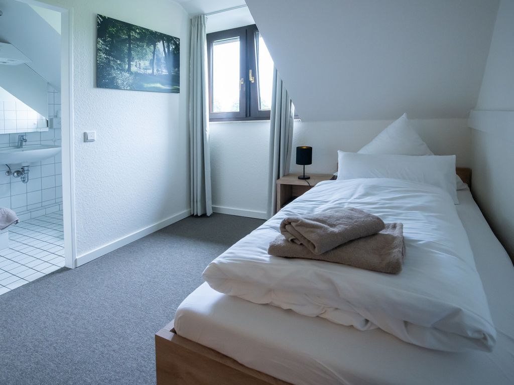 Einzelzimmer im Gästehaus mit eigenem Badezimmer