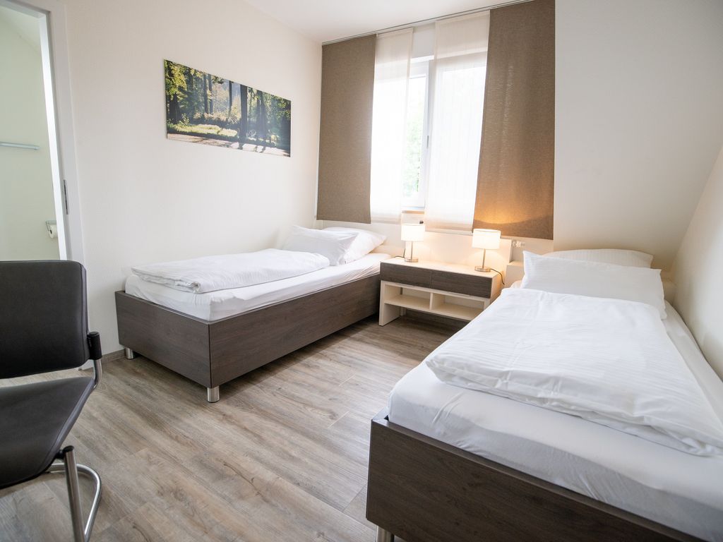 Modernes Schlafzimmer mit zwei Einzelbetten