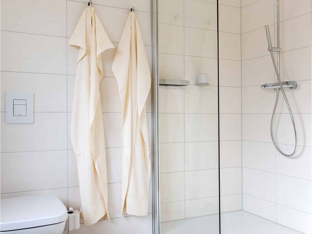 Badezimmer mit moderner Regendusche