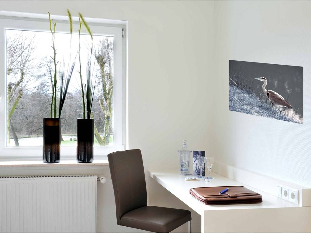 Zimmerbeispiel mit Schreibtisch neben dem Fenster
