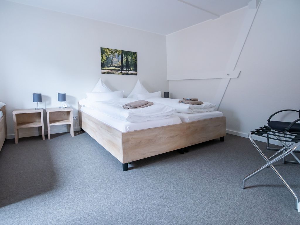 Doppel- und Einzelbett im Schlafzimmer mit eigenen Kommoden