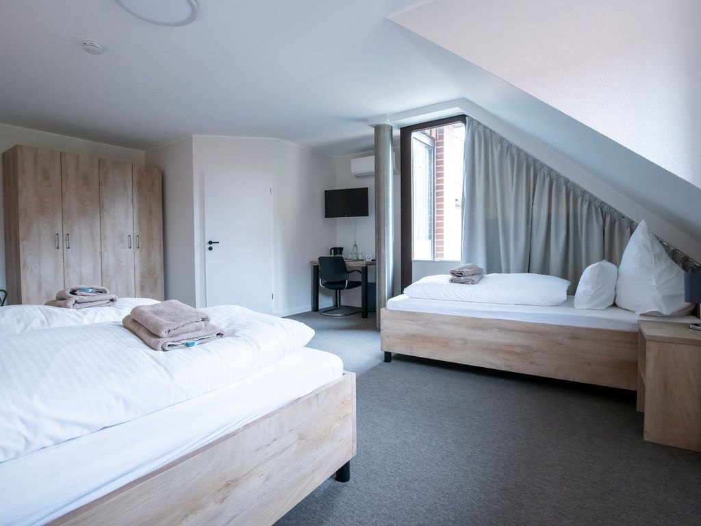 Schönes Dreibettzimmer mit geräumigem Kleiderschrank