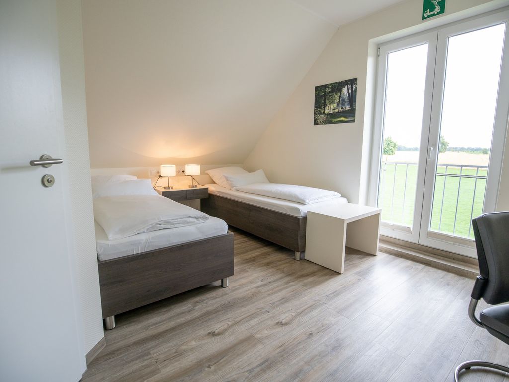 Einladendes Schlafzimmer mit Einzelbetten und Nachtkästchen