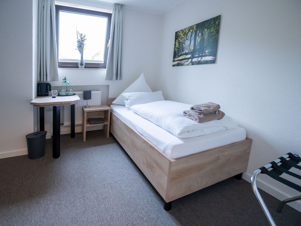 Liebevoll und gemütlich bezogenes Einzelzimmer im Gästehaus