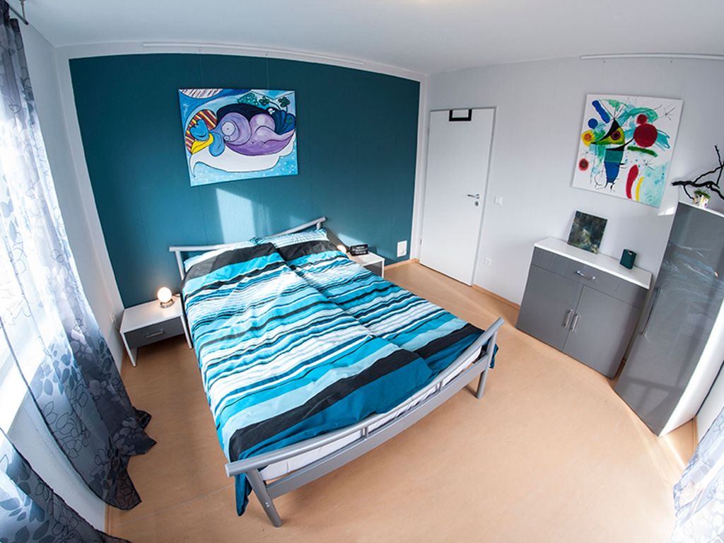 Schlafzimmer mit Doppelbett