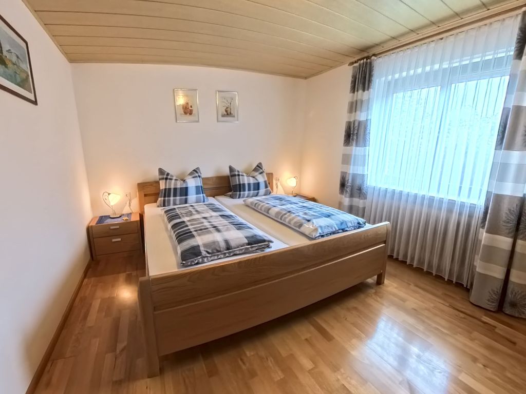 Schlafzimmer 1