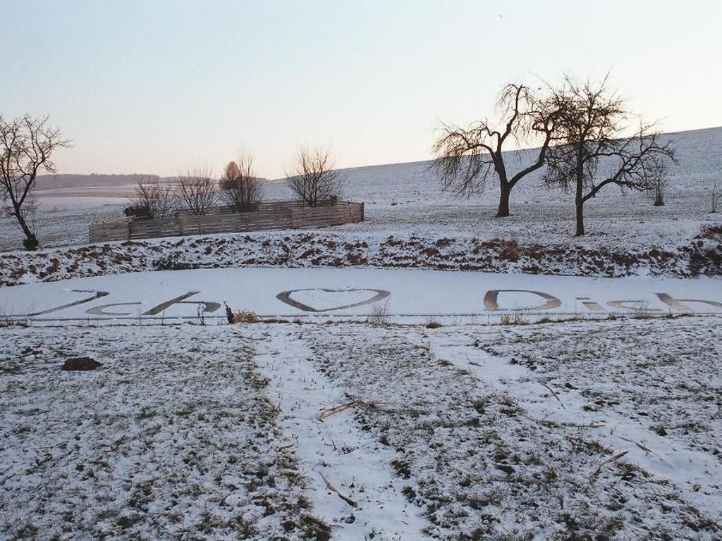 Liebeserklärung auf dem zugefrorenem Teich