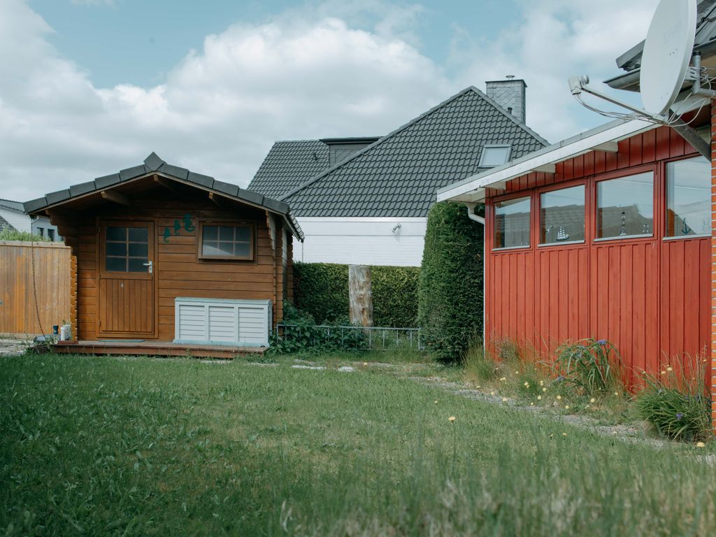 Haus Lily Wintergarten und Spiele Hütte mit Grillplatz für alle.