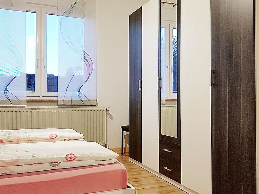 Das 1. Schlafzimmer enthält einen großen Kleiderschrank