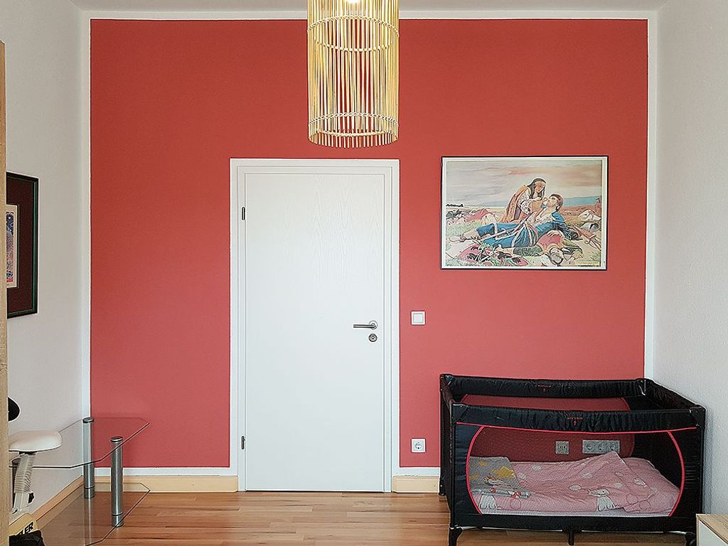 Das 2. Schlafzimmer enthält ein Beistellbett für ein Baby