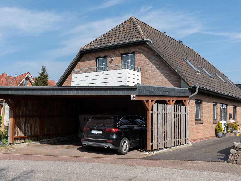 Hausansicht mit Carport