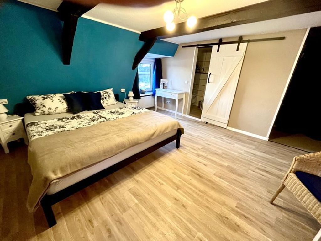 Blick Zimmer Richtung Bad