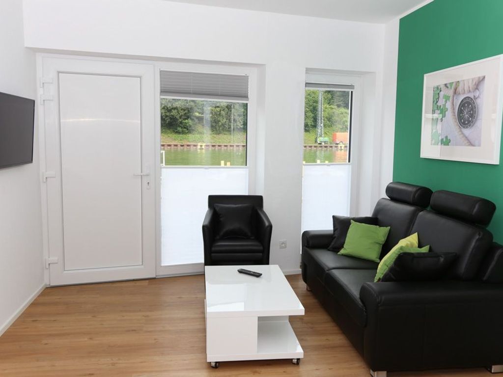 Wohnzimmer der Nordkoje mit Blick auf den Kanal