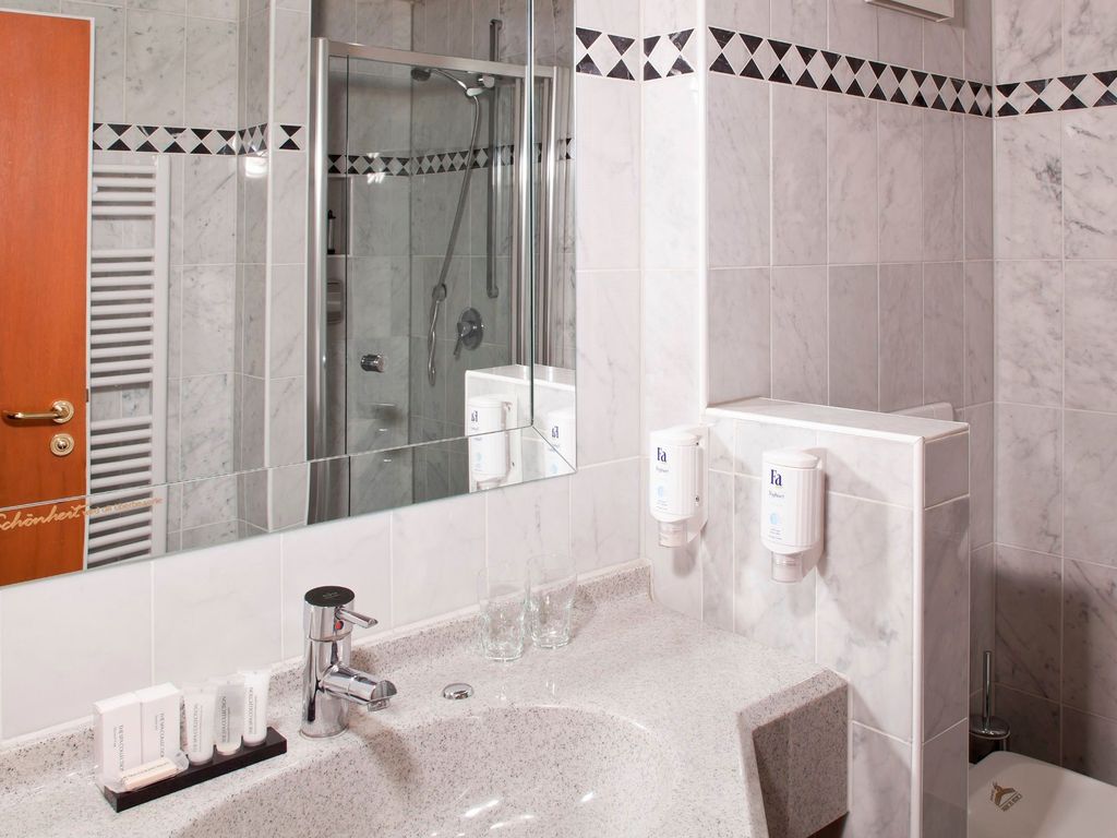 Klare Linien im Badezimmer mit Dusche oder Badewanne