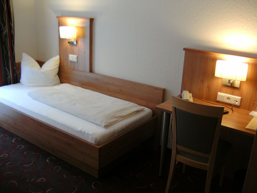 Zweibettzimmer mit Tisch
