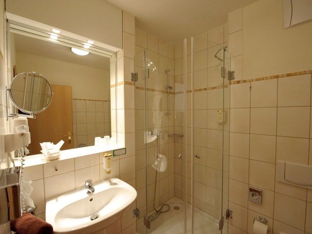 Bad Doppelzimmer mit Balkon Stammhaus Hotel Adlerbräu