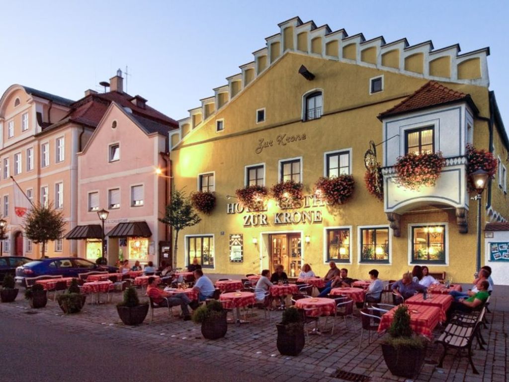 Willkommen im Hotel zur Krone bei Nacht