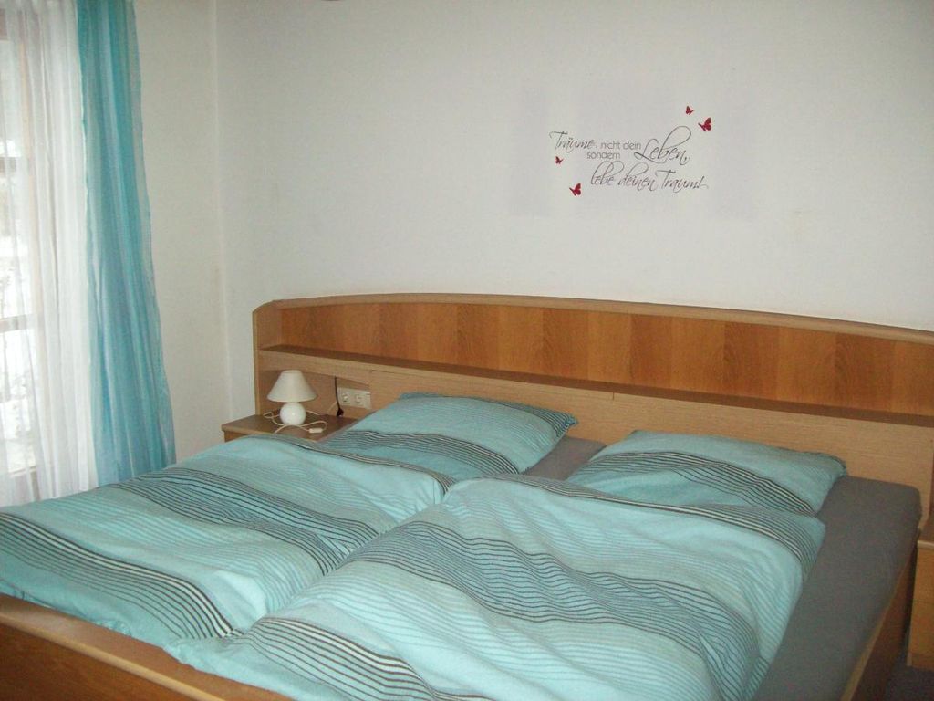 Schlafzimmer 1