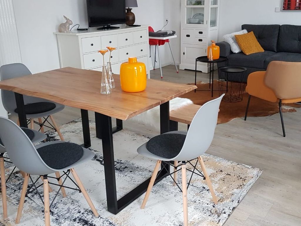 gemütlicher Wohn- und Essbereich der FeWo Nienhaus