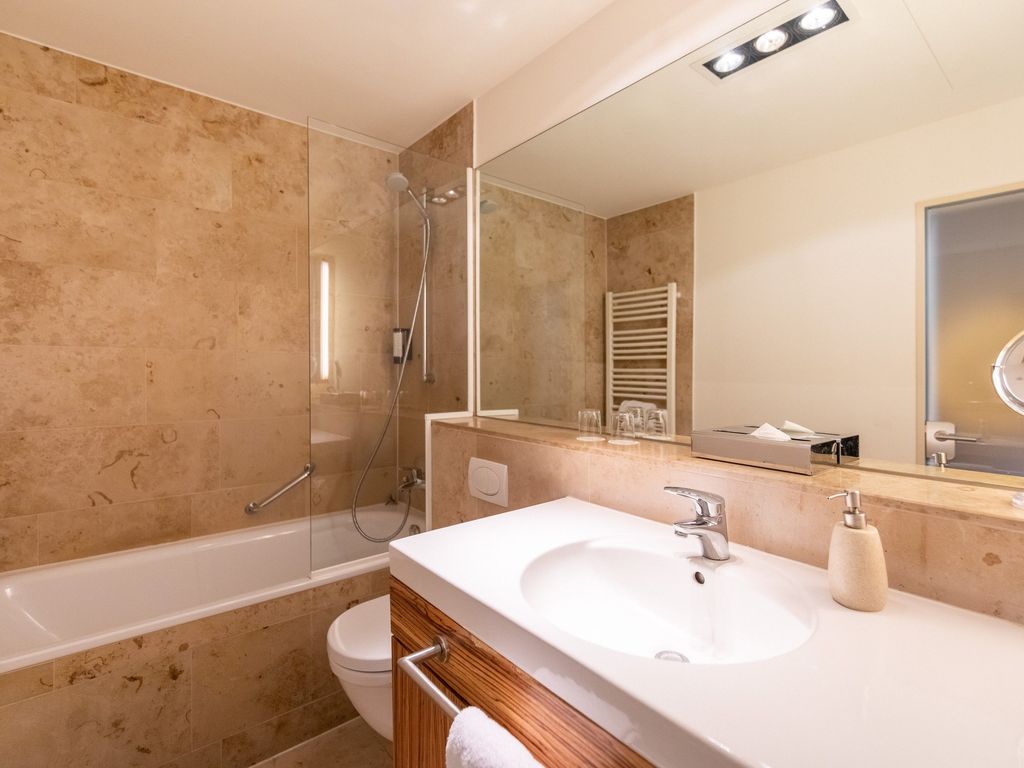 Luxuriöses Badezimmer im Komfort-Doppelzimmer mit Domblick