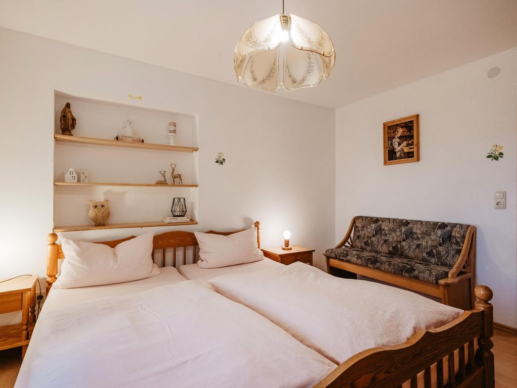 Schlafzimmer 1