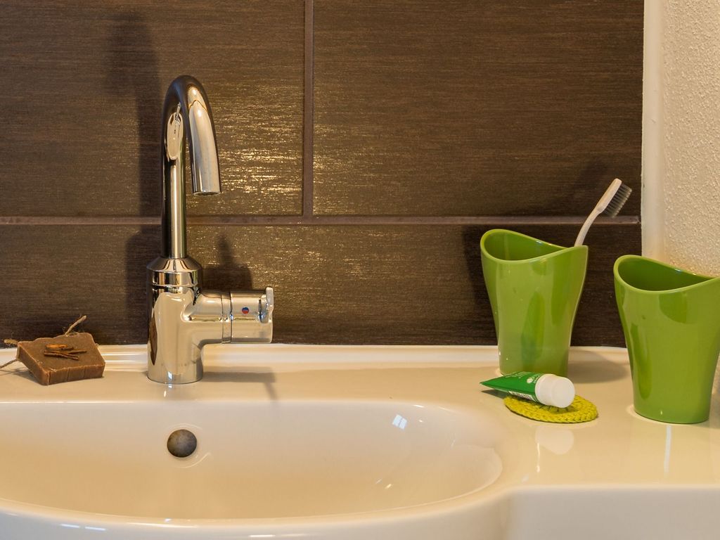 Waschgelegenheit seperat zur Dusche.