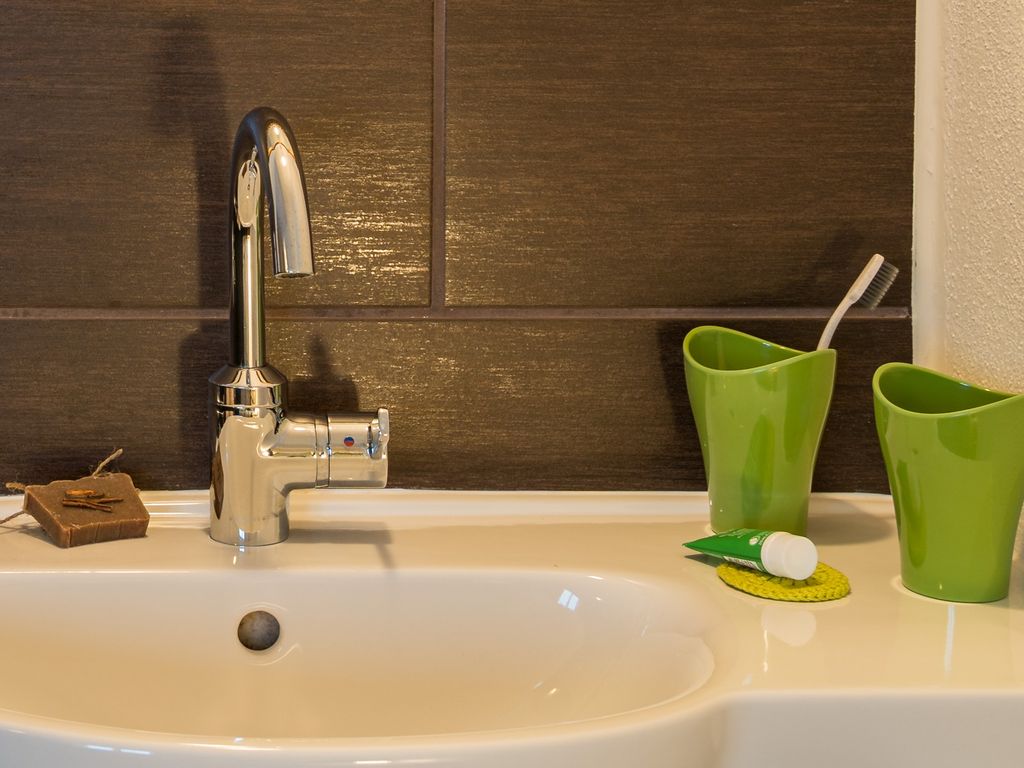 Waschgelegenheit seperat zur Dusche.