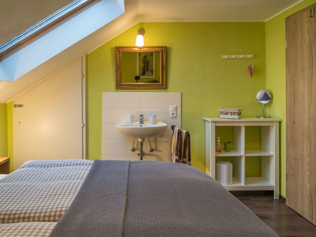 Zweites Schlafzimmer mit Waschgelegenheit.