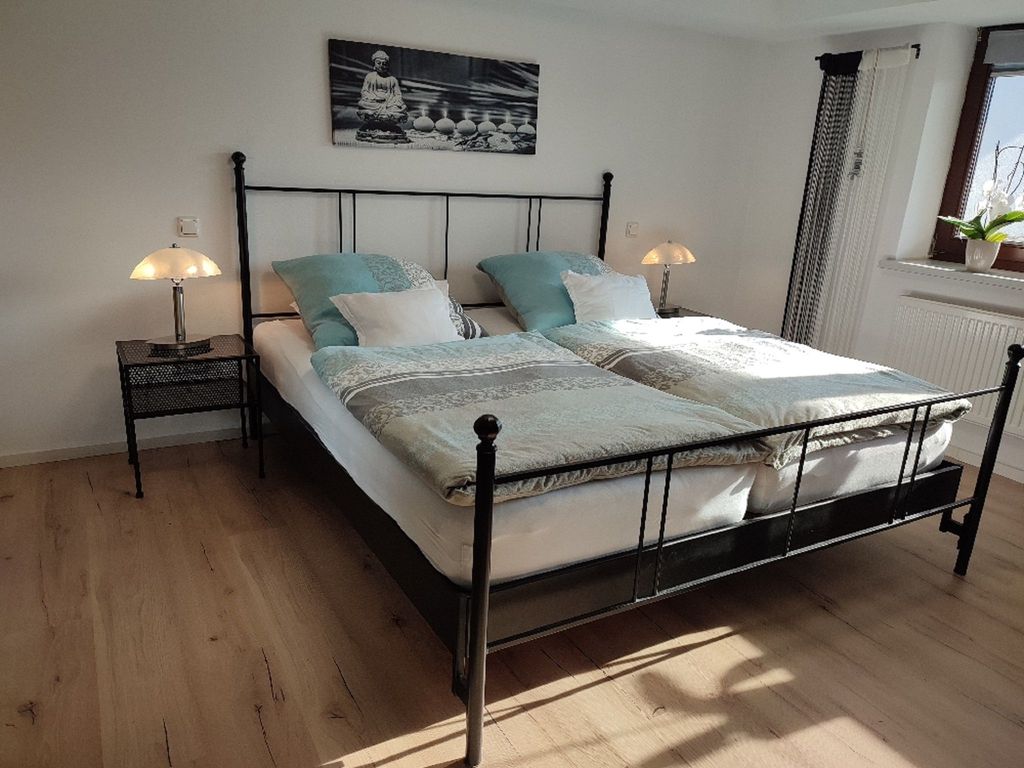 Schlafzimmer mit Doppelbett