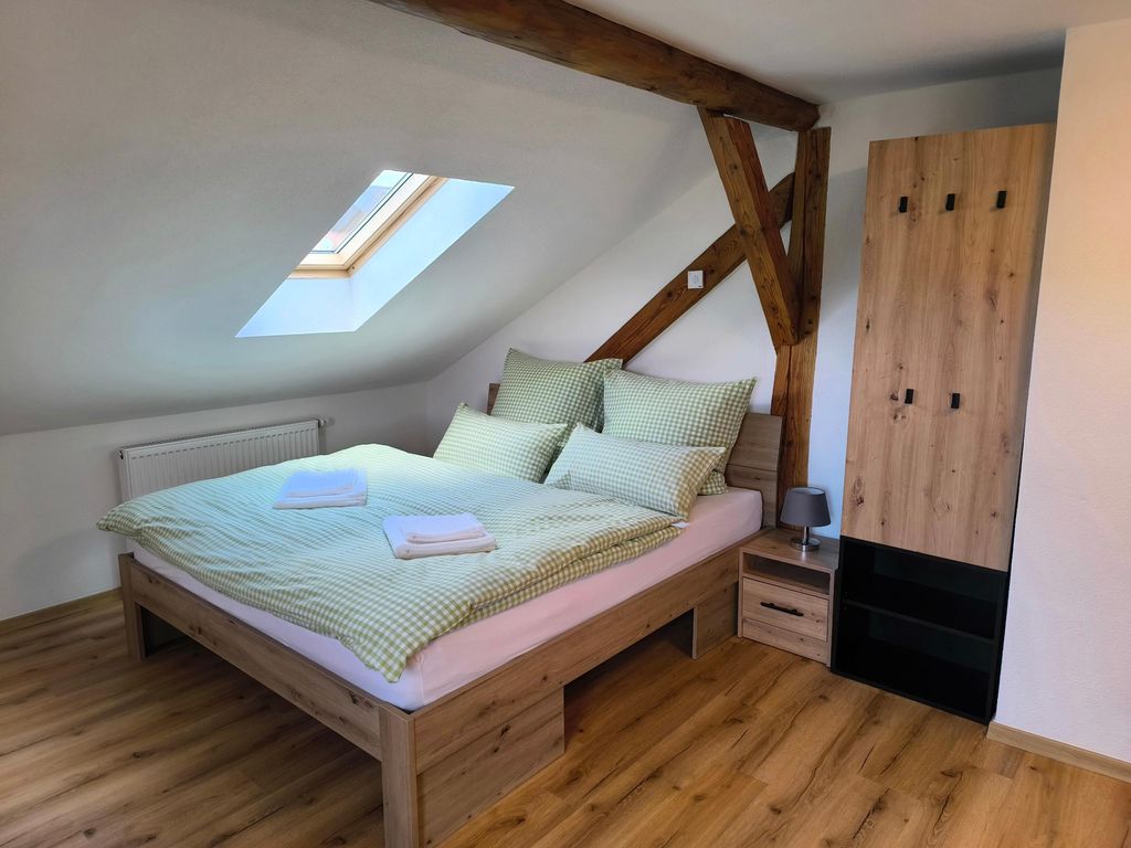 Doppelbett mit Kleid