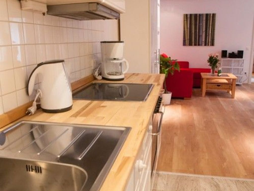 Küchenzeile mit Blick ins Wohnzimmer