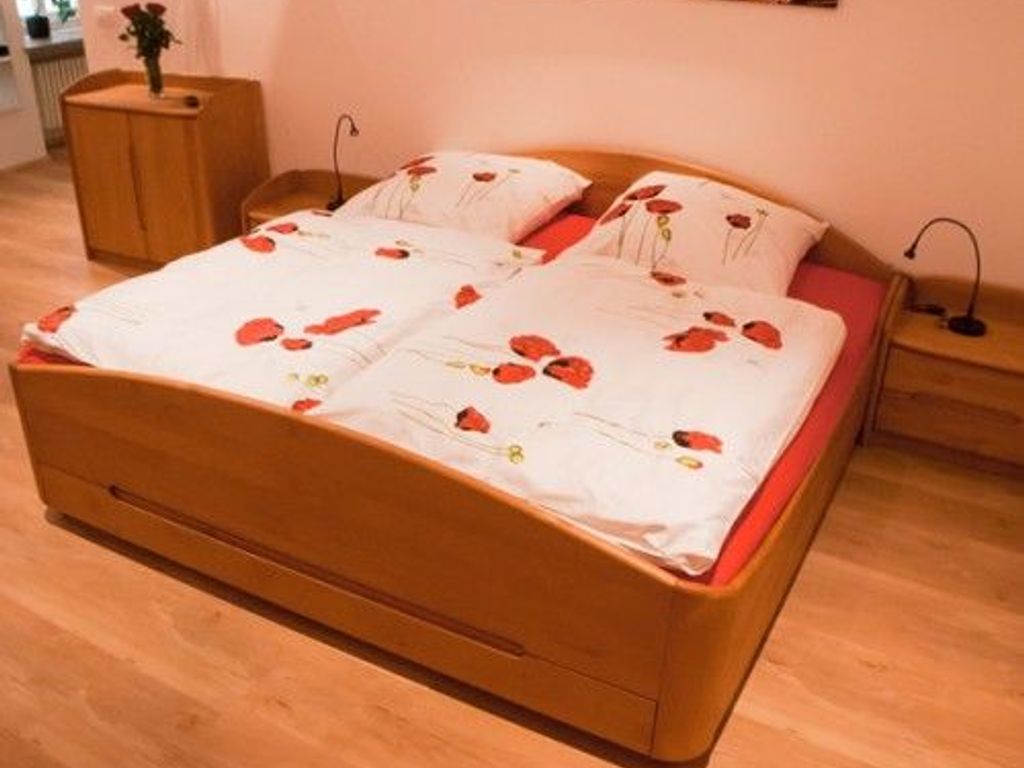 Doppelbett aus Massivholz
