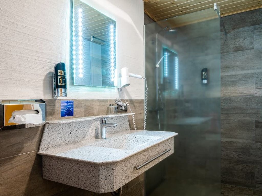 Badezimmer mit Dusche/WC