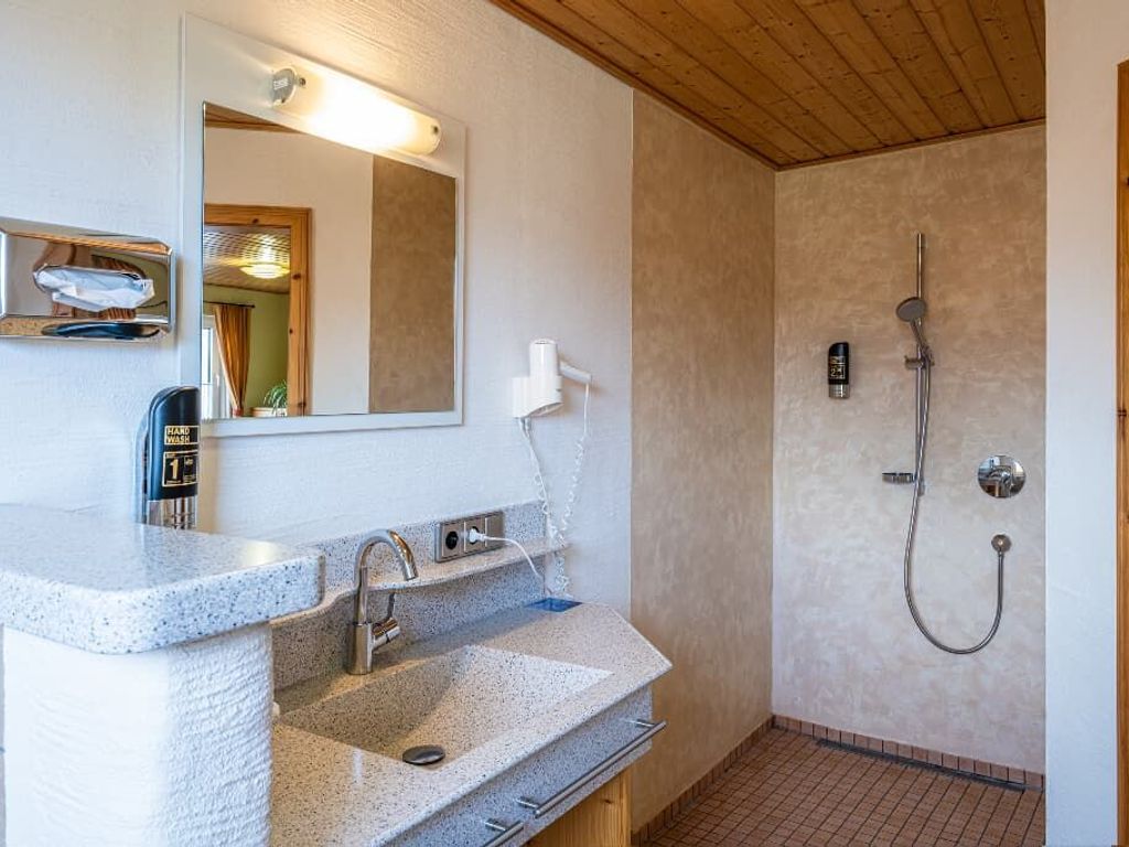 Badezimmer mit Dusche/WC