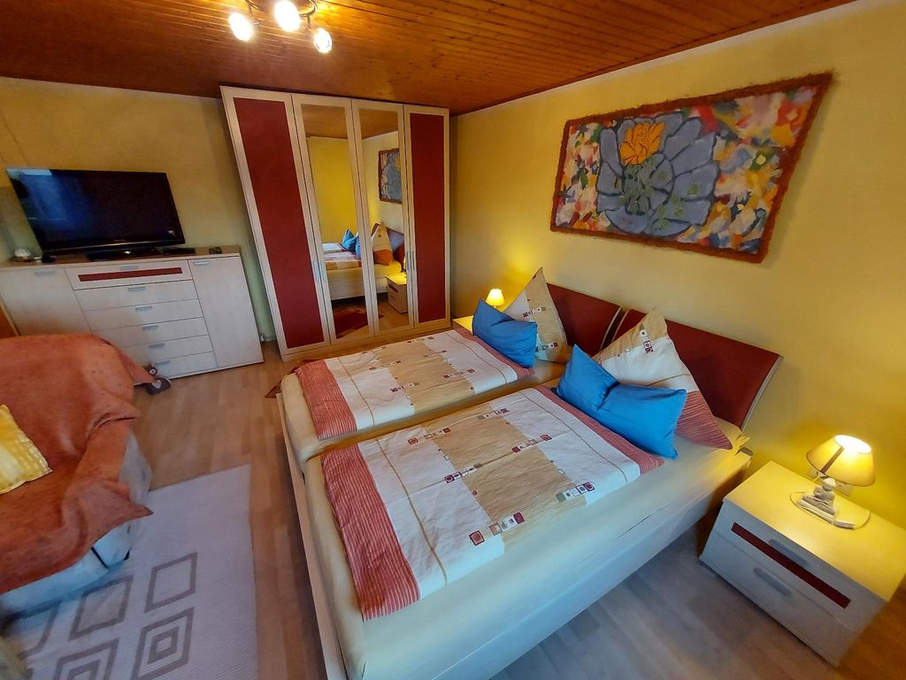Schlafzimmer 1