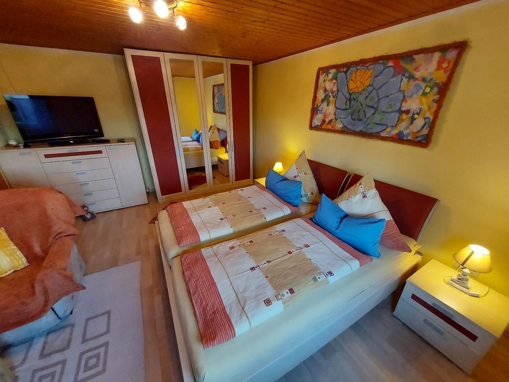 Schlafzimmer 1