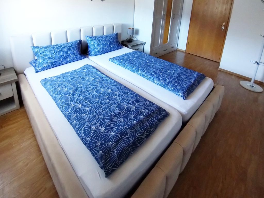 Schlafzimmer 1