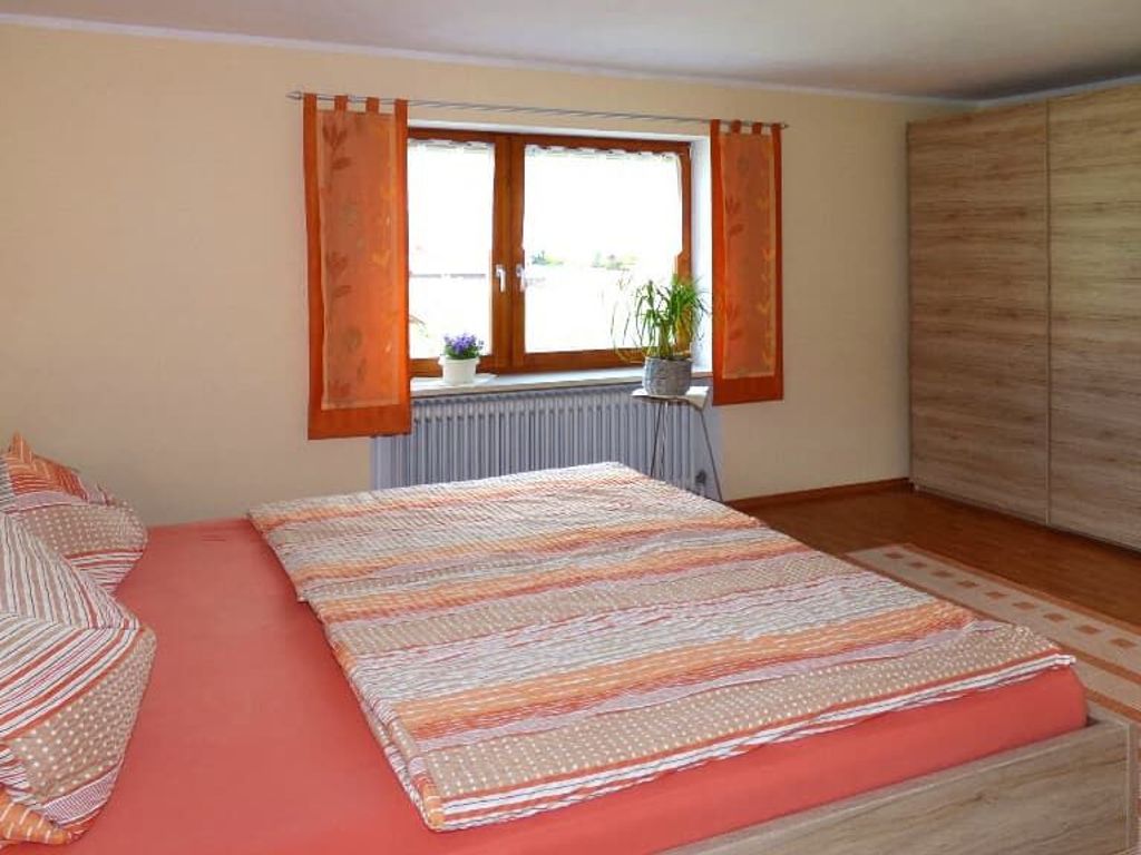 bierl-ferienwohnung-gleissenberg-schlafzimmer-doppelbett-schrank