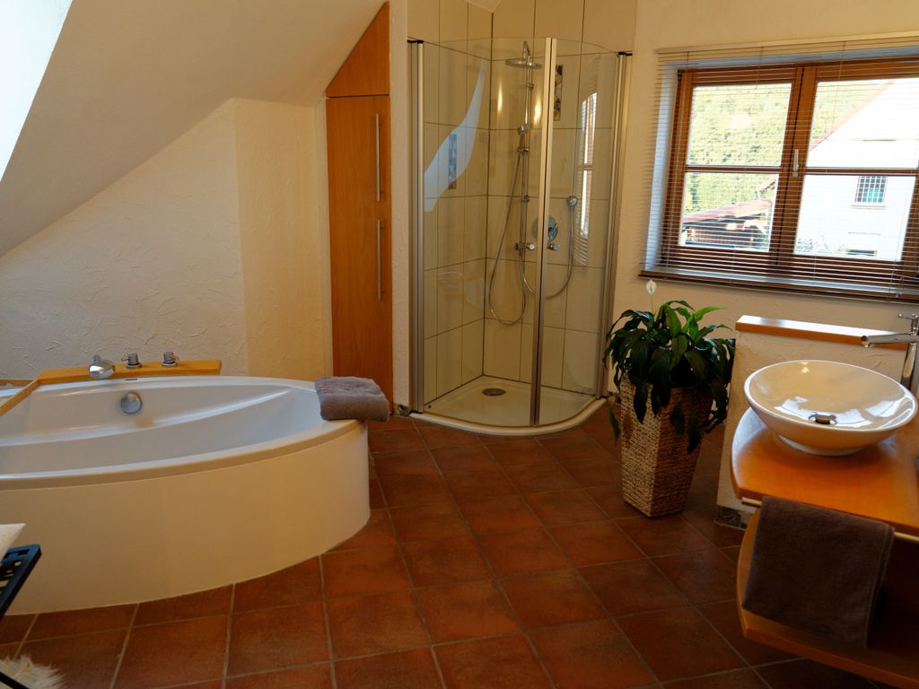Großes Bad mit freistehender Badewanne