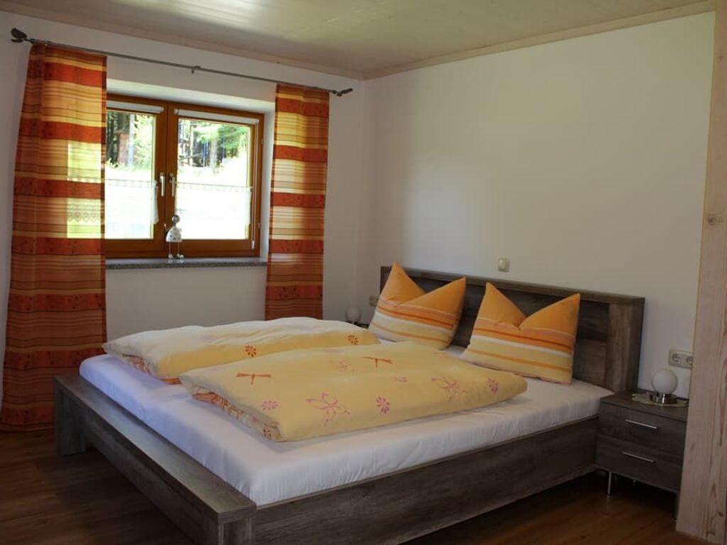 Schlafzimmer 1