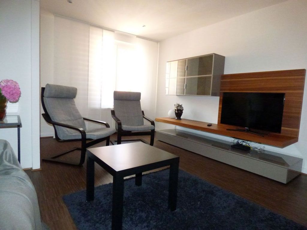 Der Wohnraum mit Fernseher