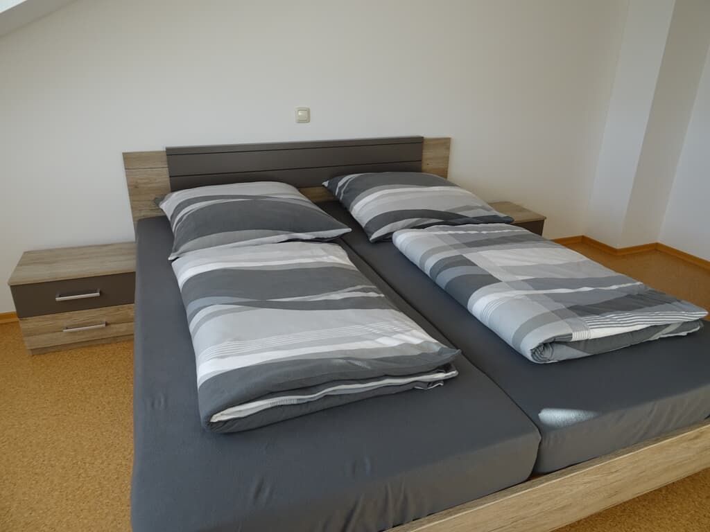 Schlafzimmer 1