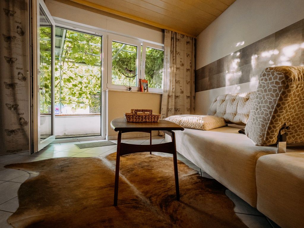 Wohnzimmer mit Zugang private Terrasse