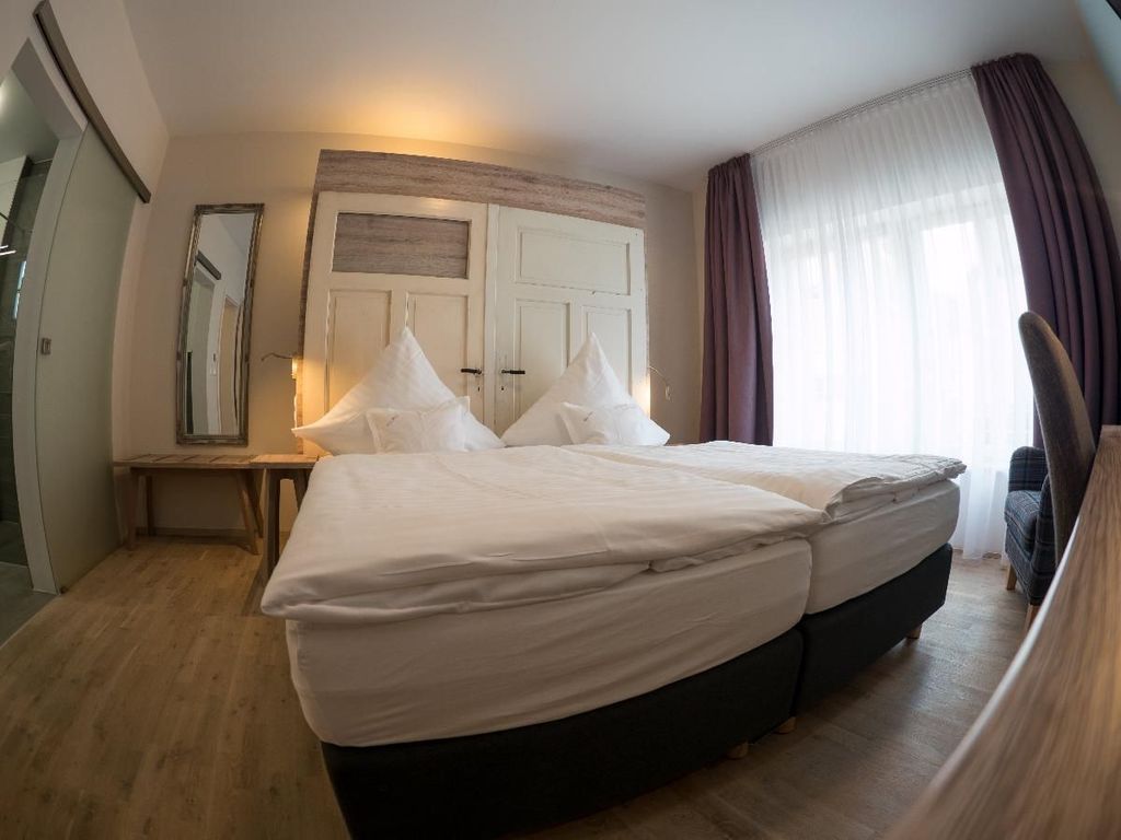 Weinbar und Hotel "Fahr Away"
