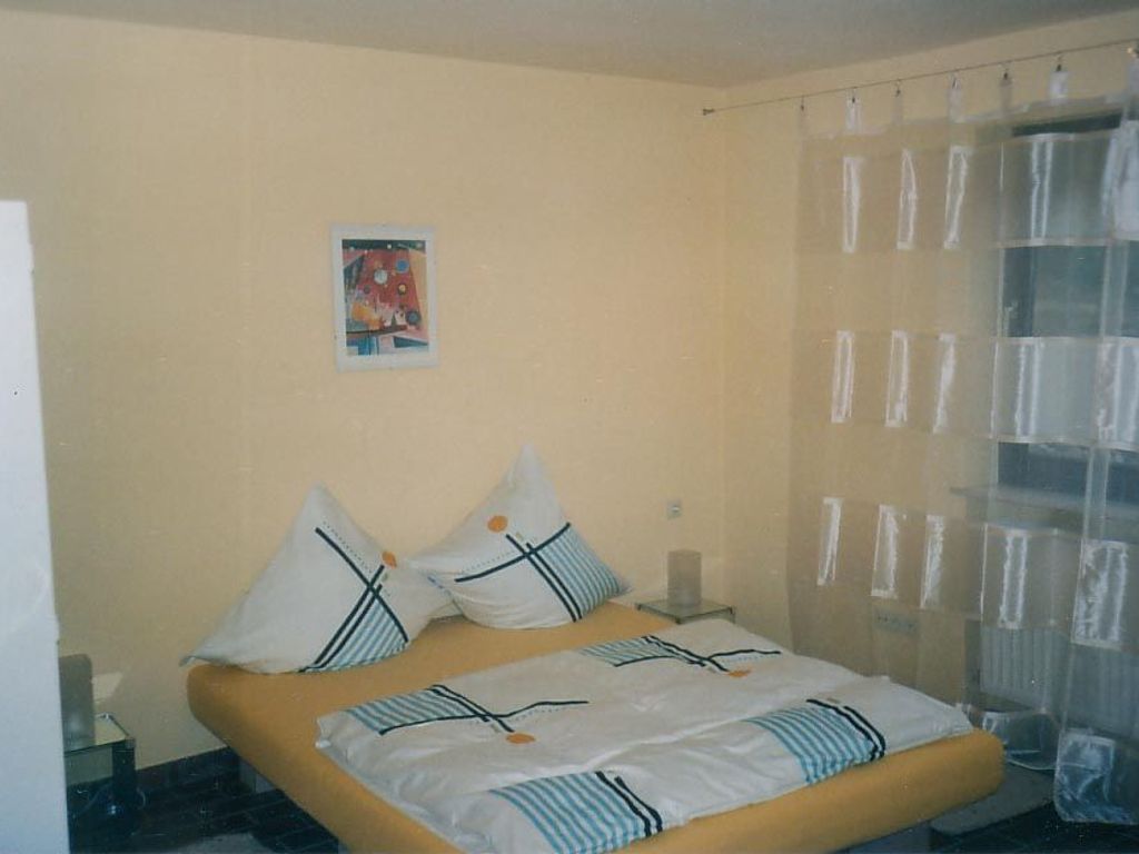 Schlafzimmer gelb Fewo 1