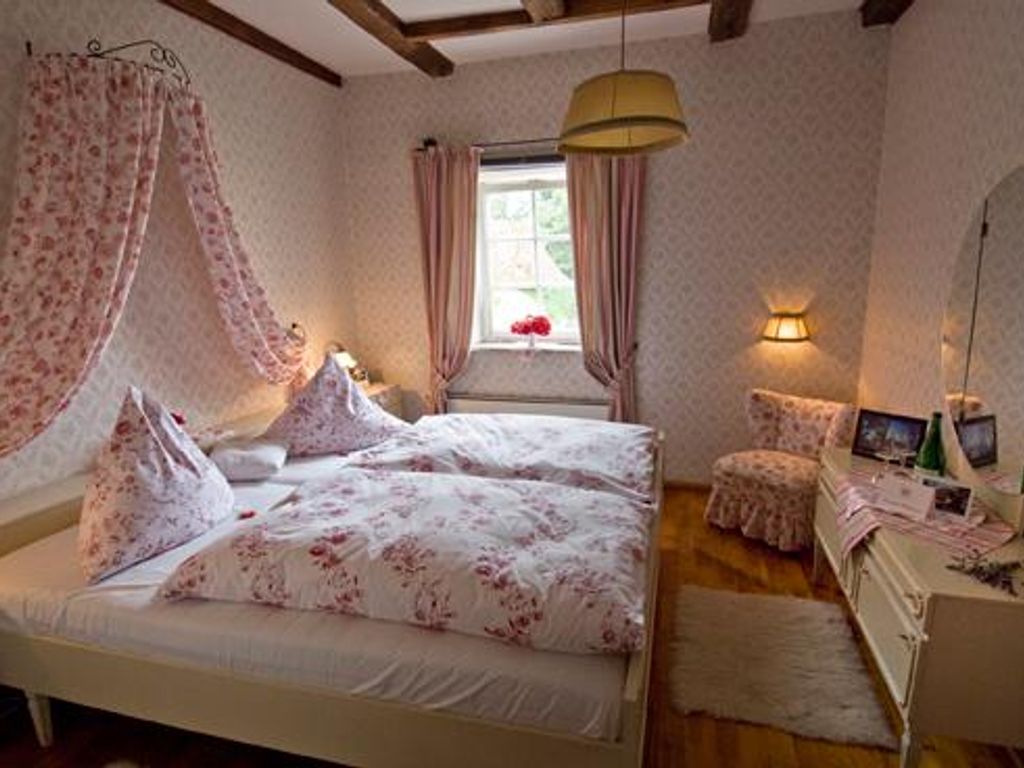 Schlafzimmer 1