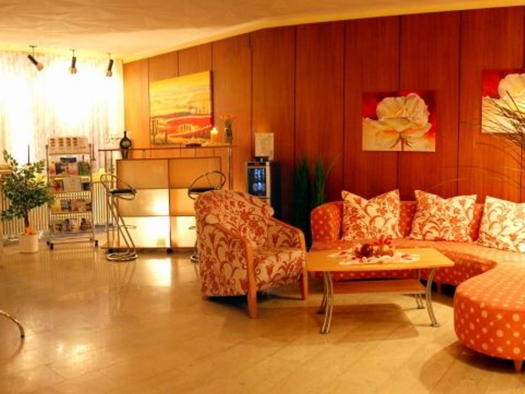 Foyer mit Minibar und Sitzecke