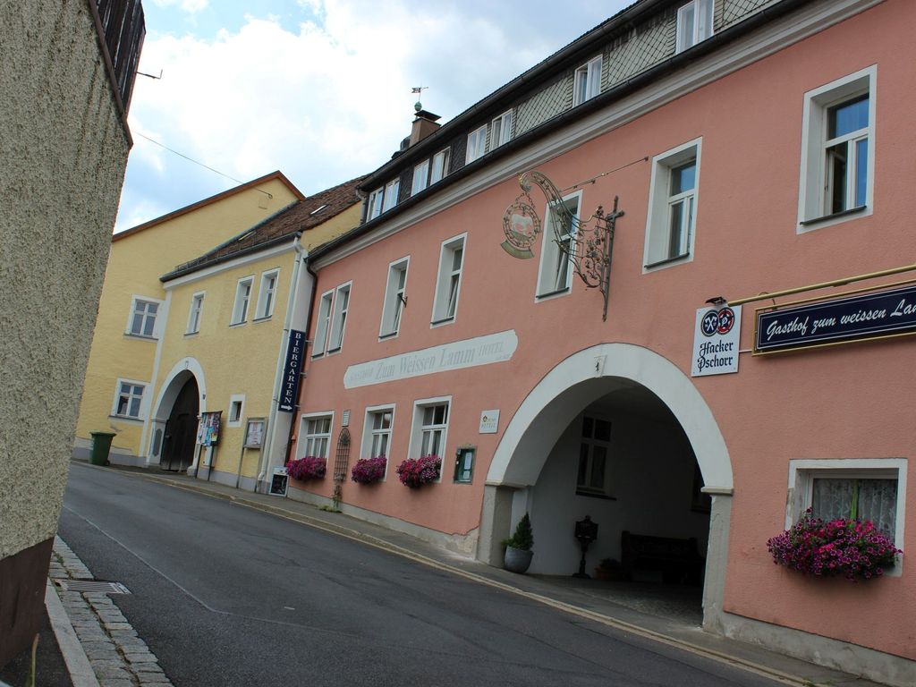 Hotel Gasthof Zum weissen Lamm mit Sicht von der Zufahrtsstraße